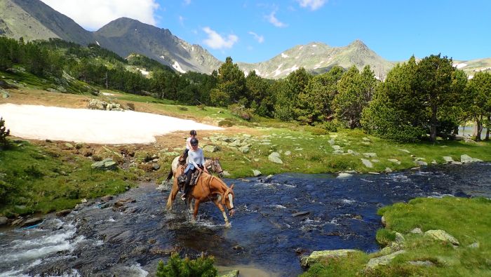 Ausritte in den Pyrenäen und Reiten lernen im Gelände